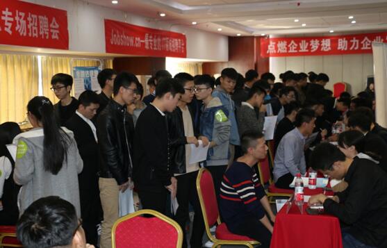 助力学员腾飞 郑州IT培训网秋季大型双选会_www.itpxw.cn