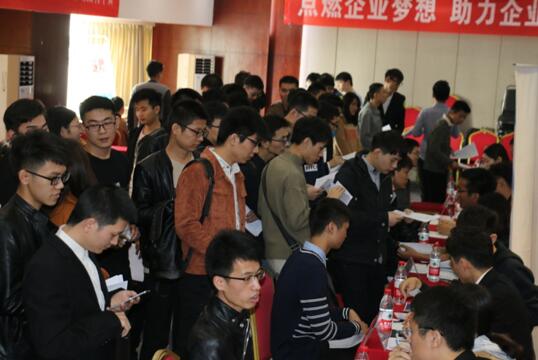 助力学员腾飞 郑州IT培训网秋季大型双选会_www.itpxw.cn